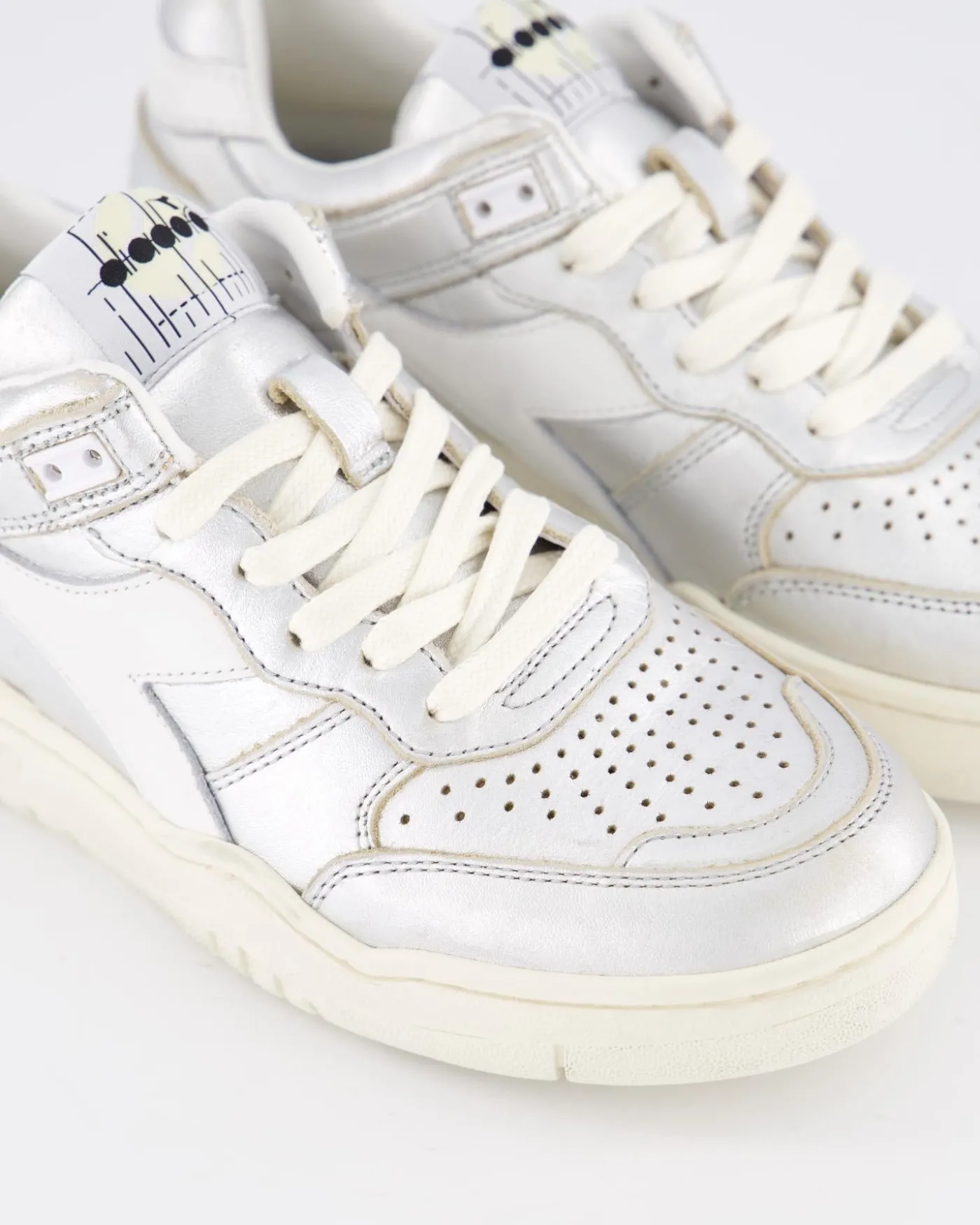 Dames B560 Metal Sneaker Zilver