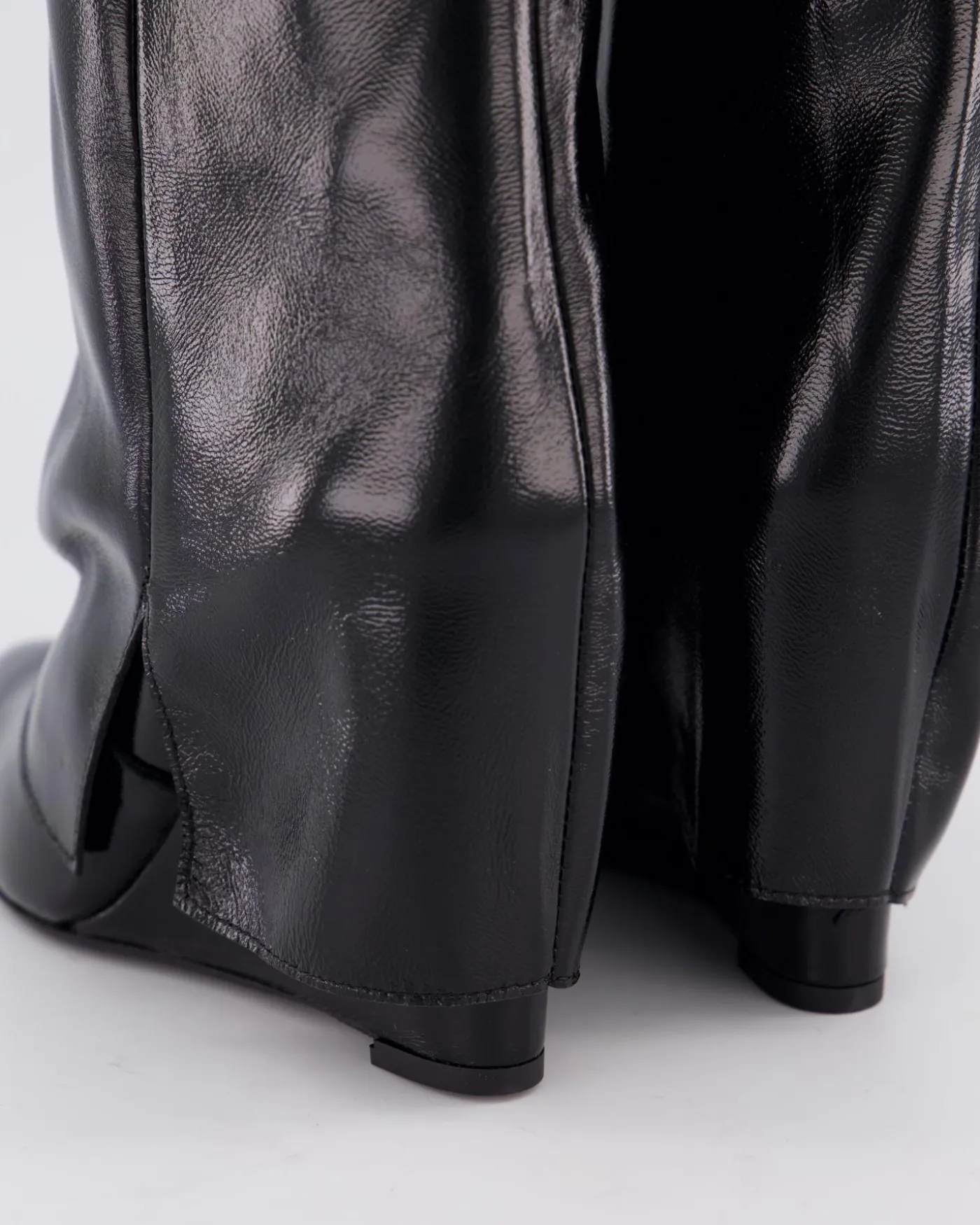 Dames Studded Shiny Leather Wedge